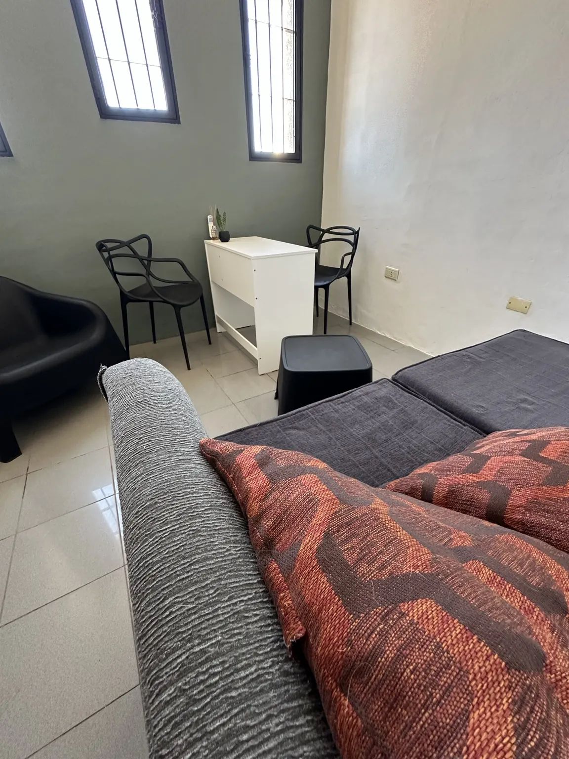 Espacio de atención con sillón y luz natural